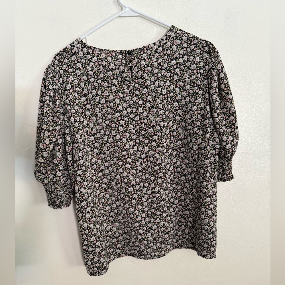 Floral Black and White Floral Women's Top, Size XL - Picture 5 of 5